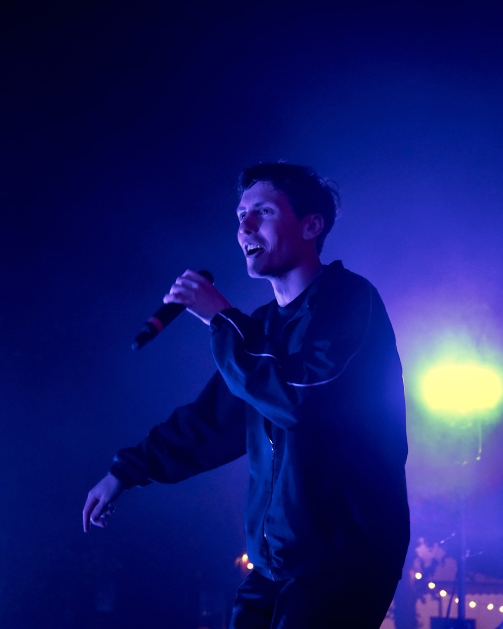 Chanteur au micro dans une lumière bleue