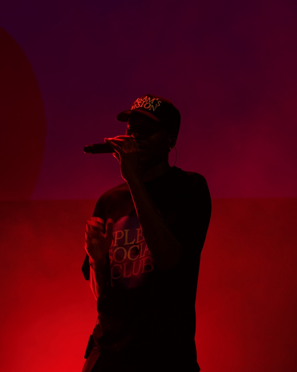 Rappeur au micro dans une lumière rouge