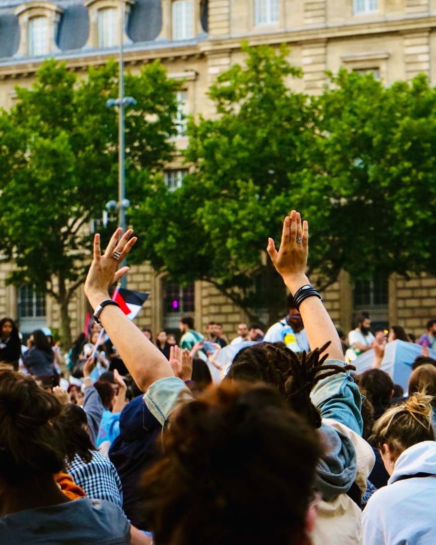 Manifestation à Paris : la foule, bras levés, place de la République